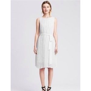 banana republic white sleeveless pleated dress